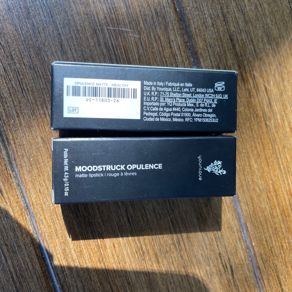 MOODSTRUCK OPULENCE matte lipstick in Wealthy (classic red)